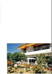 LOCATION DANS VILLA APPARTEMENT GRAND CONFORT AVEC JARDIN DE FLEURS