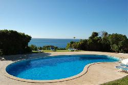 Villa dans un site exceptionnel, à moins de cent mètres de la côte avec vues sur l'océan et piscine chauffée en hiver.