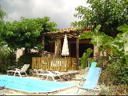 villa au bord de la Méditerrannée avec piscine