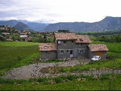 Grande maison plein champs vue exceptionnelle sur les Alpes et le village