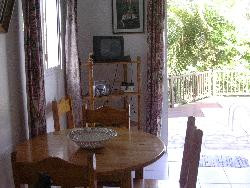 appartement avec piscine dans cadre verdoyant, vue mer