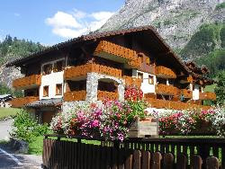 LA FERME DE PRALOGNAN – APPART de CHARME« LE DOME DES SONNAILLES » « 3 clés vacances » labellisé "Ambiance Montagne"  POUR 6 PERSONNES- AU PIED DES PISTES, DES REMONTEES MECANIQUES, DE L’ECOLE DE SKI,  DU JARDIN DES NEIGES, RETOUR SKI AUX PIEDS ASSURES,