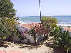 LES MAISONS DE PECHEURS EN BORD DE MER