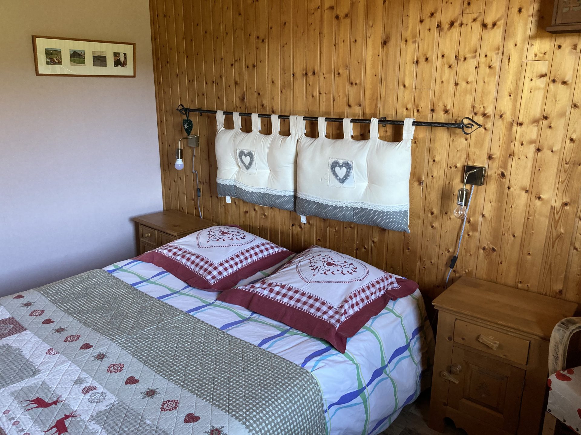 1ère chambre au rez de chaussée avec un lit double