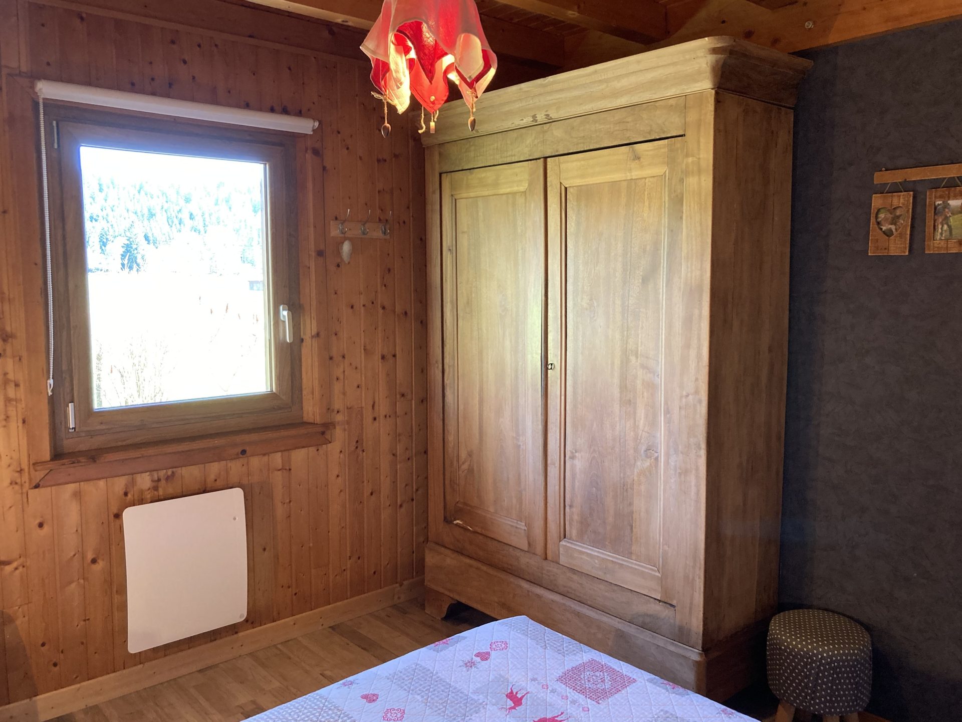 Armoire de la première chambre deux personnes