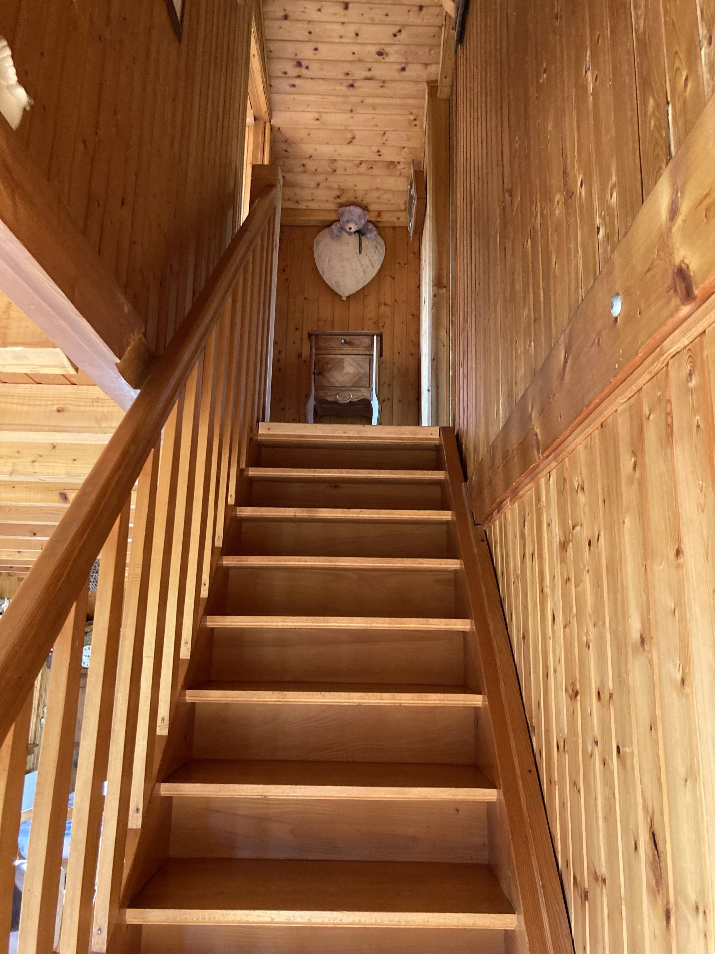 Escalier pour monter aux deux autres chambres à l'étage