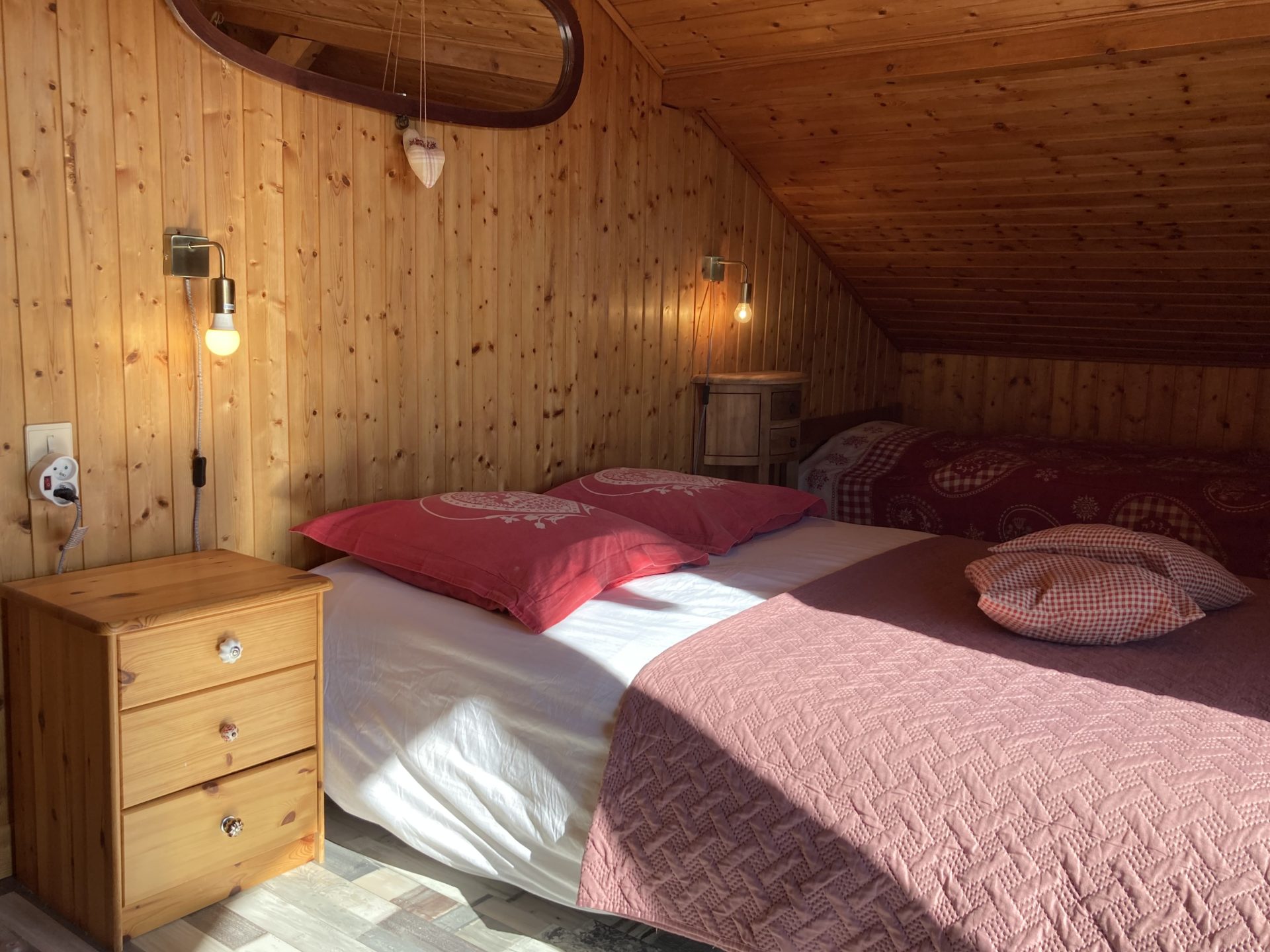 2ème chambre avec un lit double et un lit simple