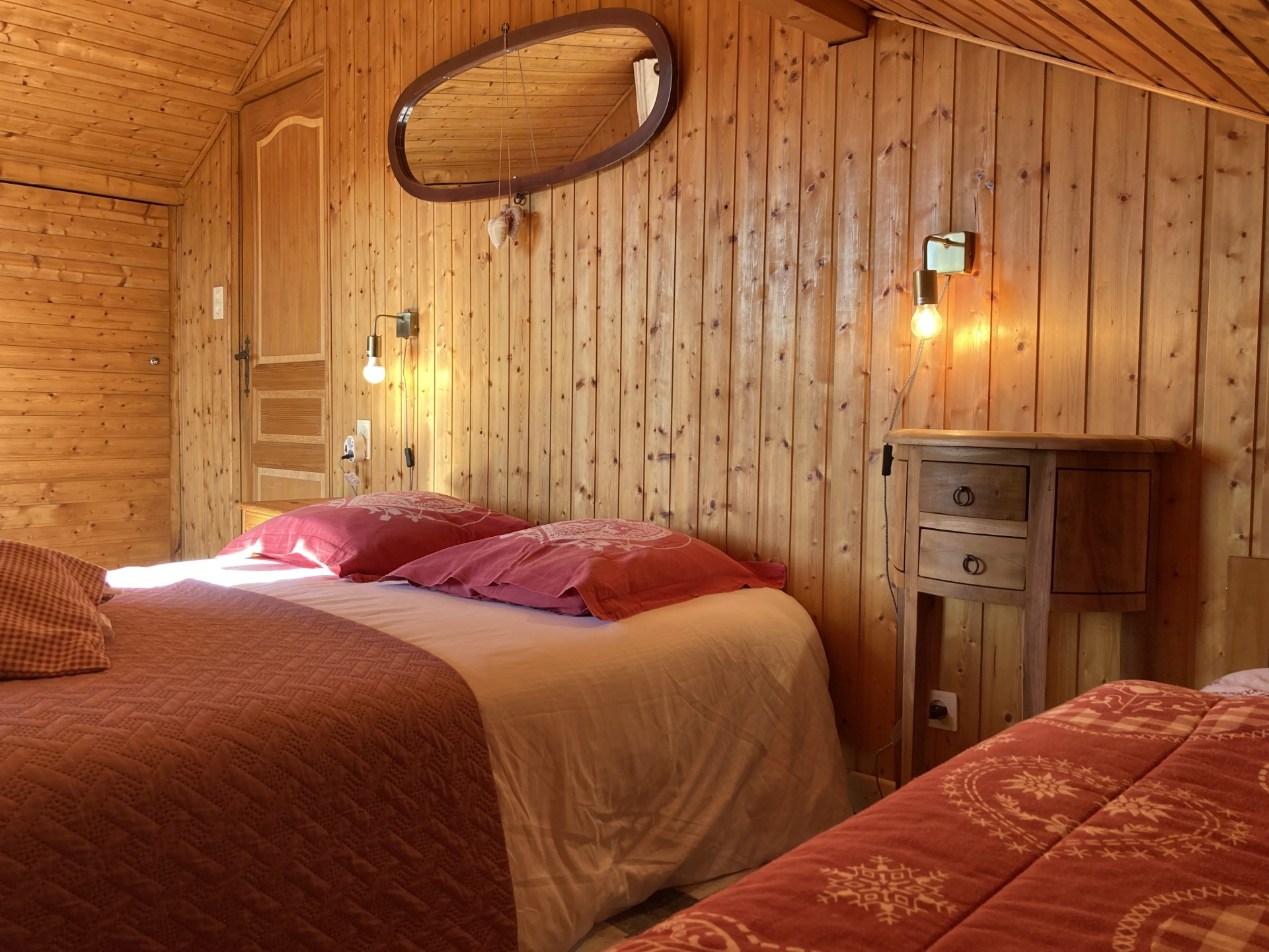 2ème chambre avec un lit double et un lit simple
