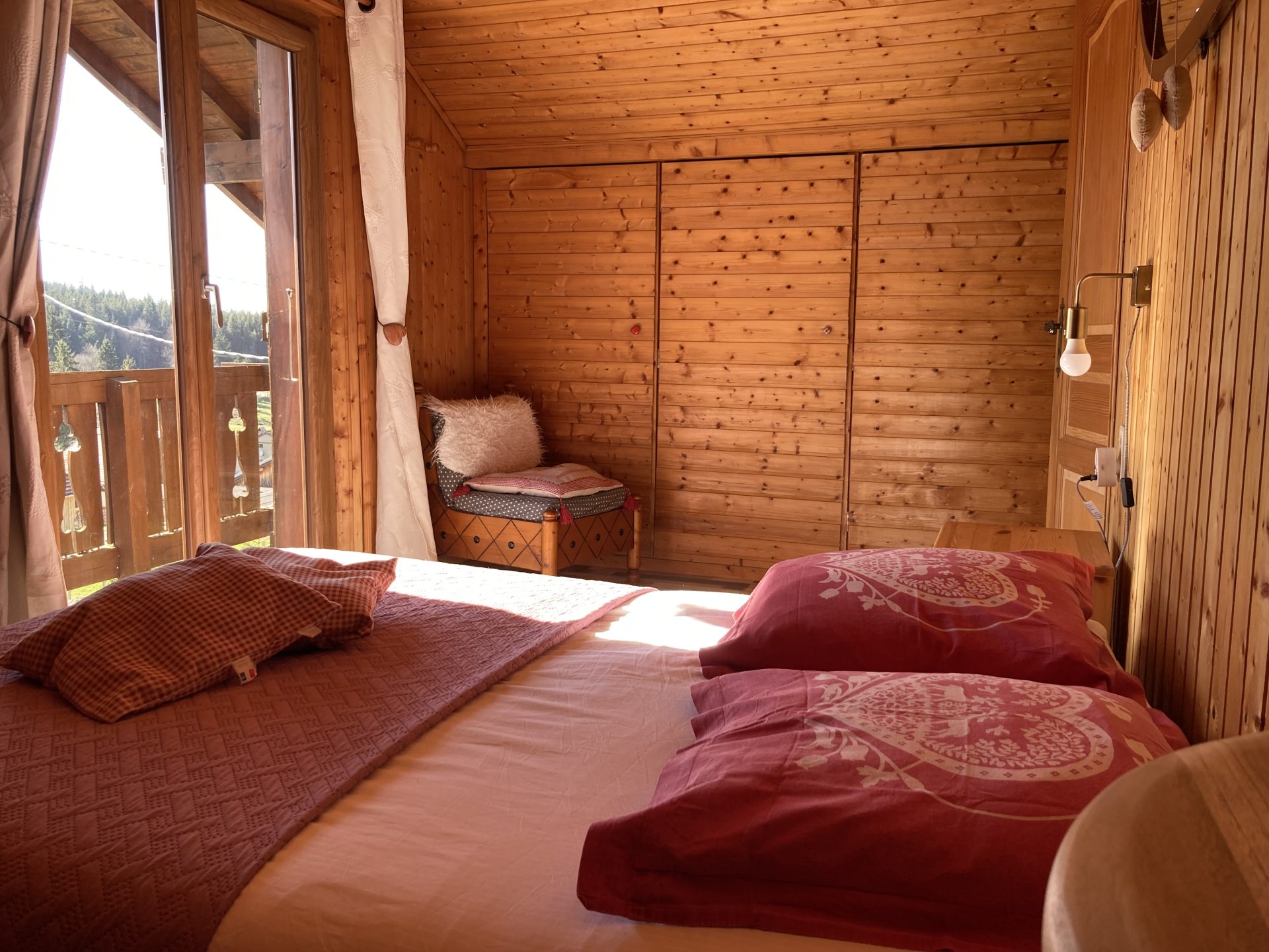 2ème chambre avec un lit double et un lit simple