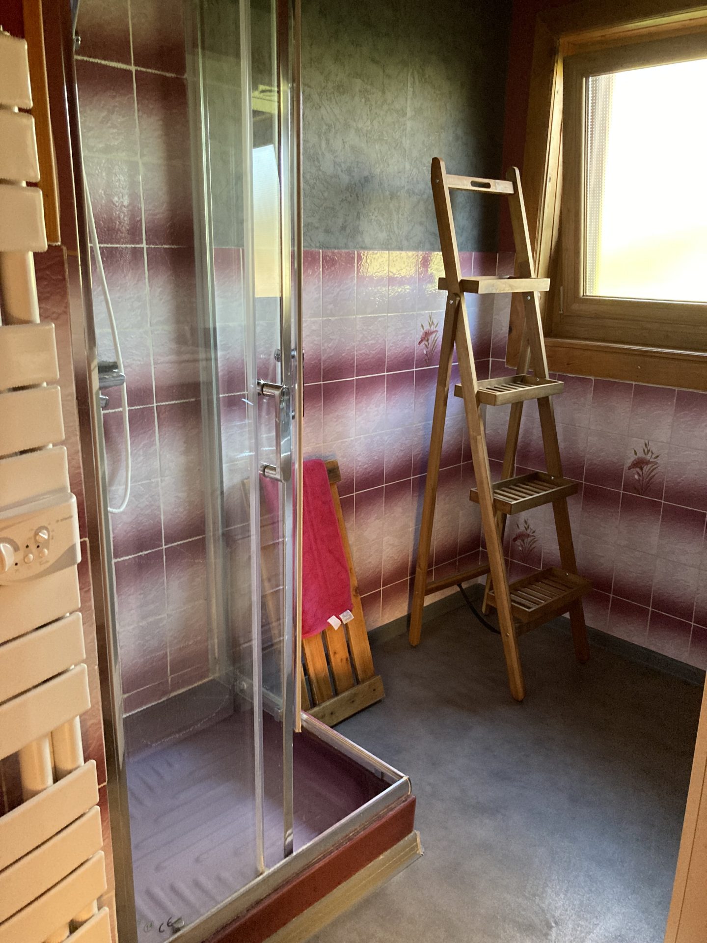 Salle d'eau avec douche et lavabo