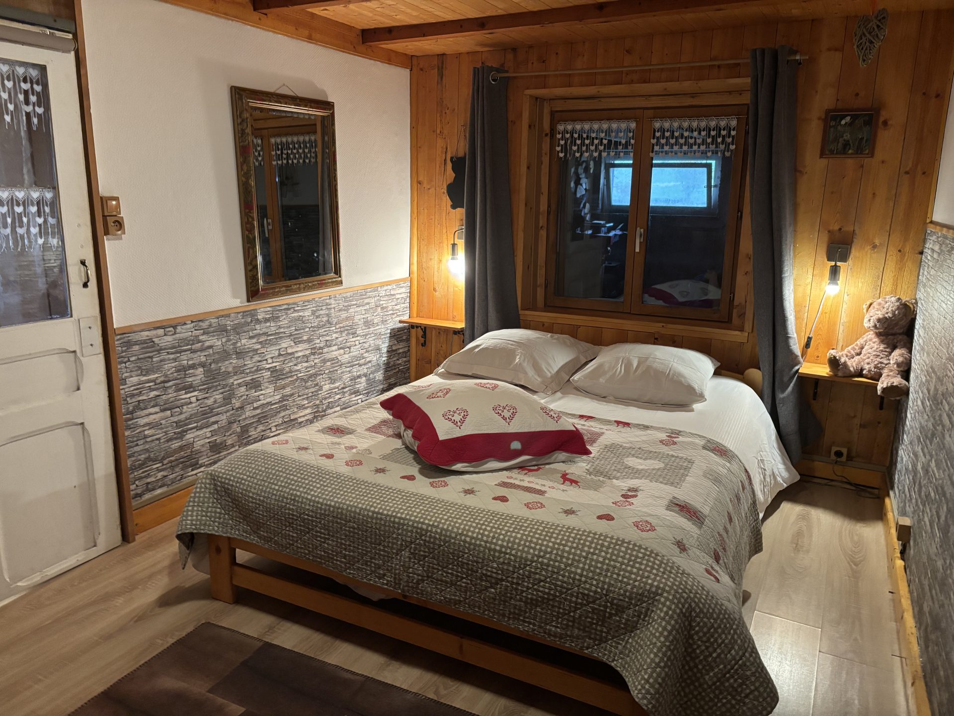 1ère chambre avec un lit double