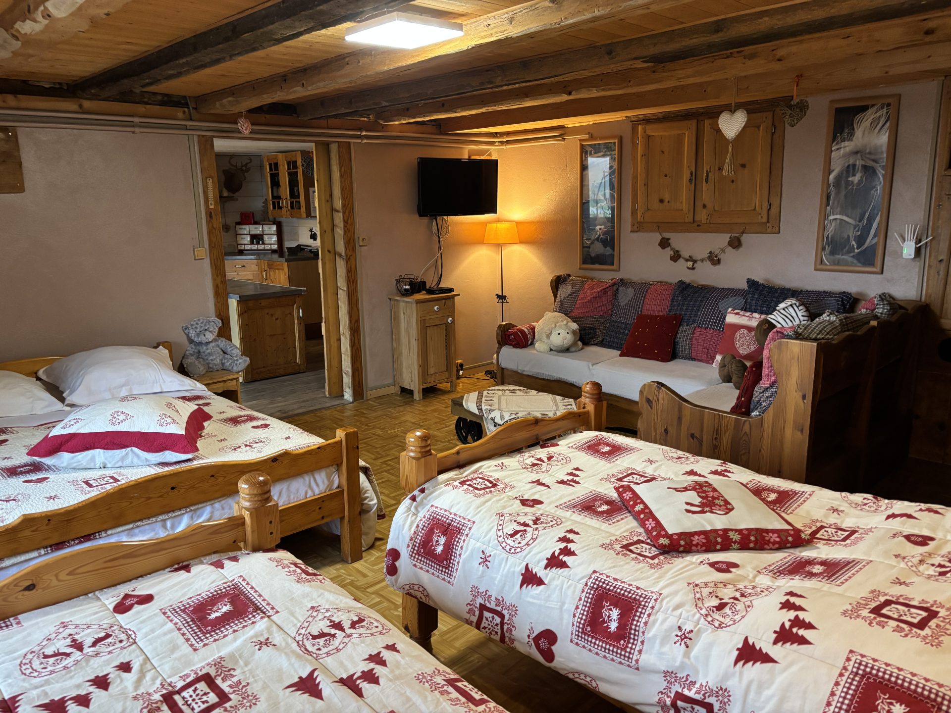 2ème chambre avec un lit double, deux lits simples et un coin télé