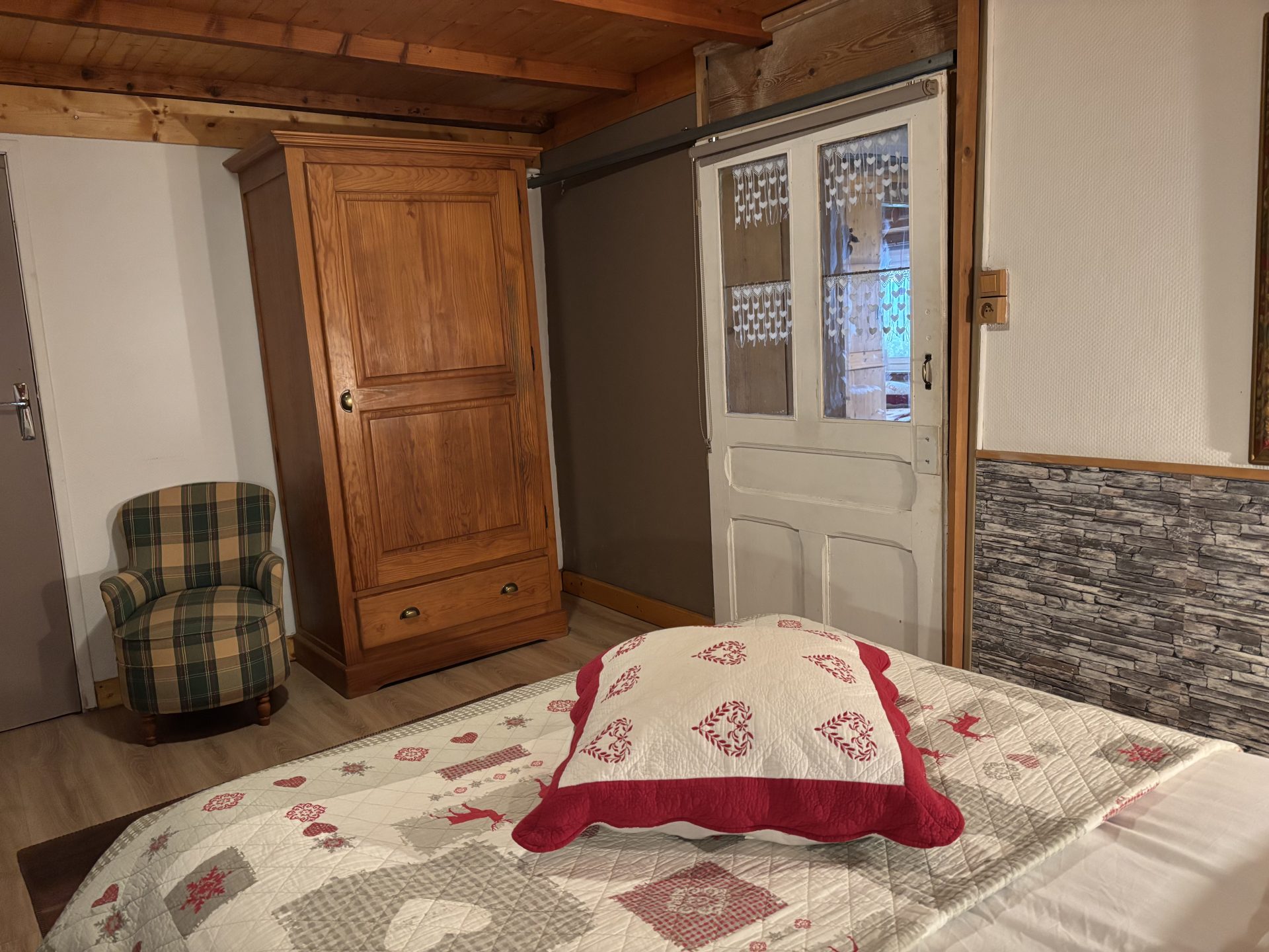 1ère chambre avec un lit double