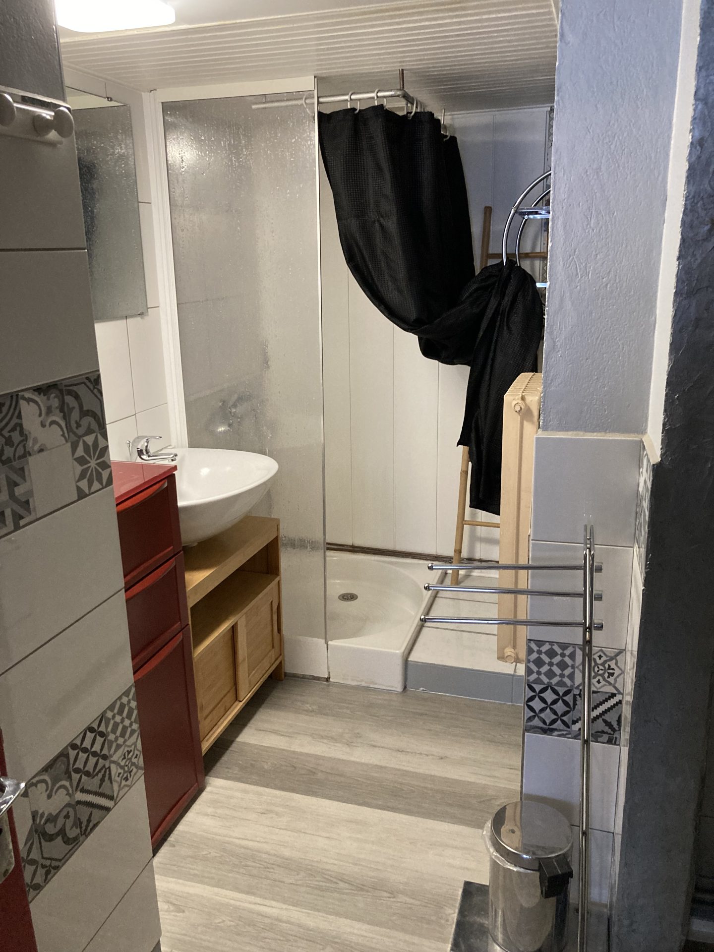 Salle d'eau avec douche et lavabo