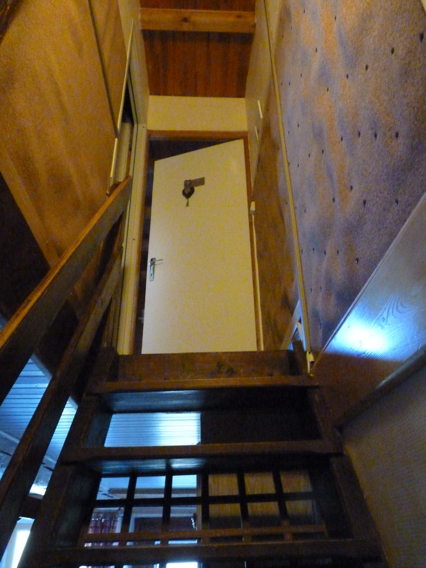 Montée d'escalier pour accéder aux deux chambres