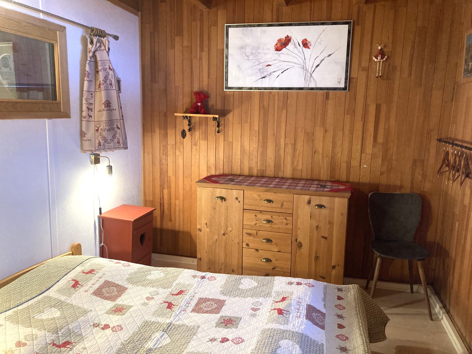 1ère chambre avec un lit double