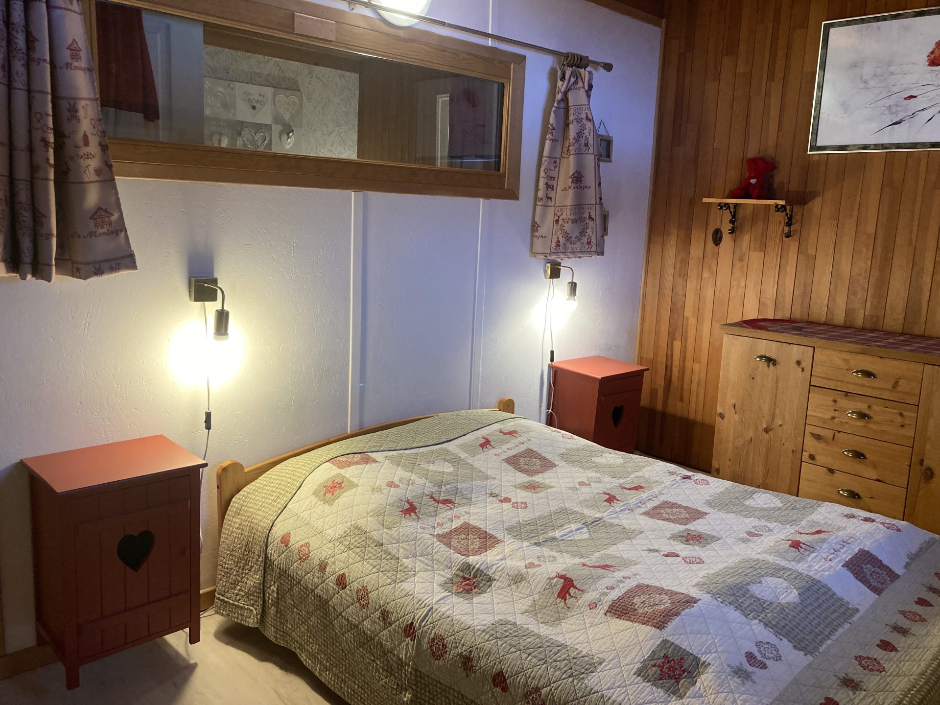 1ère chambre avec un lit double