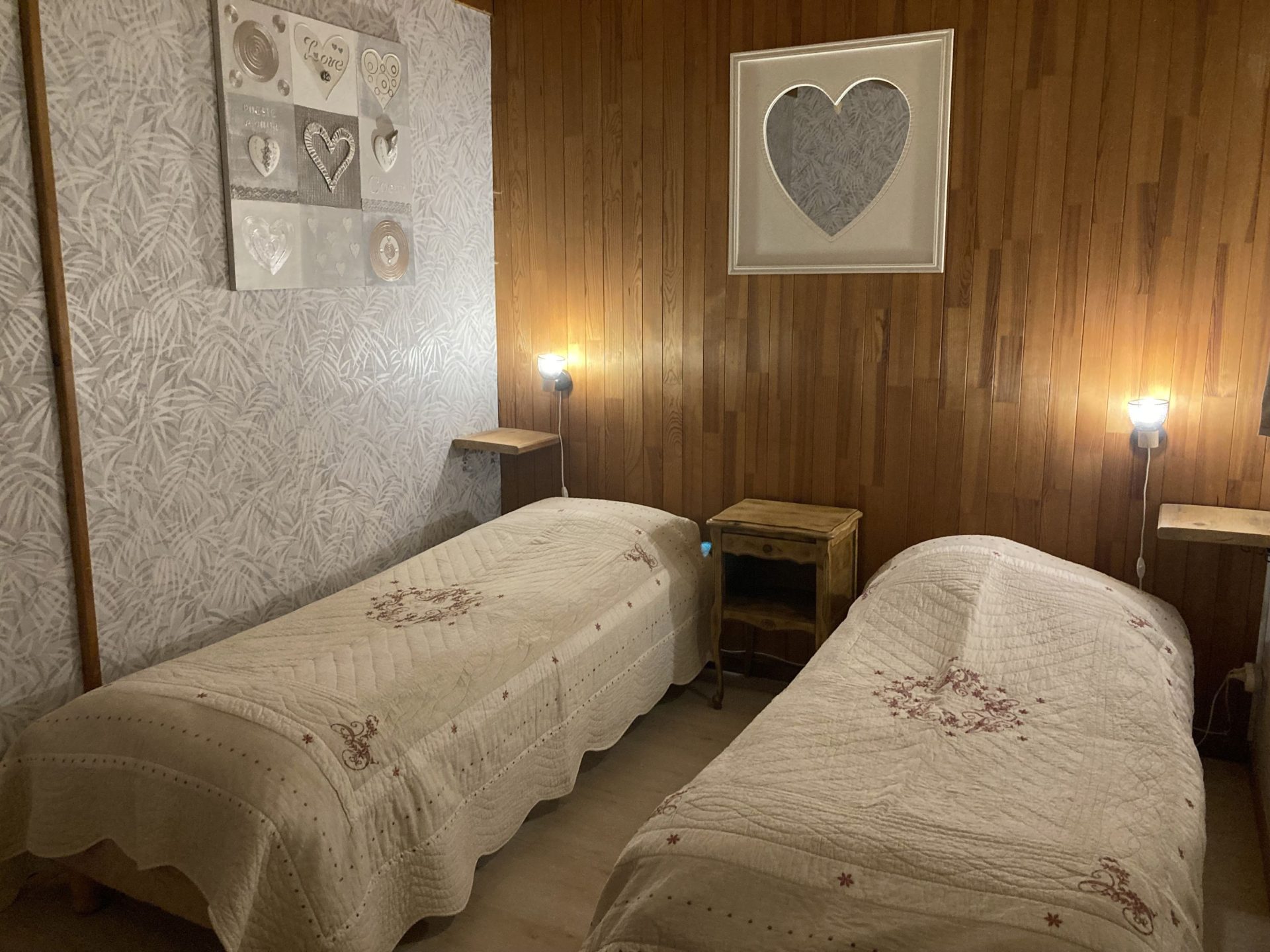 2ème chambre avec fenêtre ne s'ouvrant pas sur l'extérieur avec deux lits simples