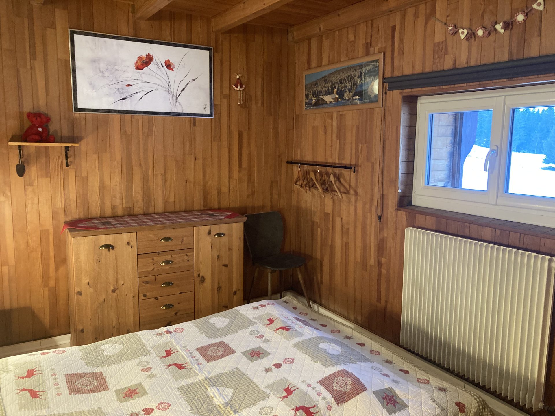1ère chambre avec un lit double avec vue sur la nature