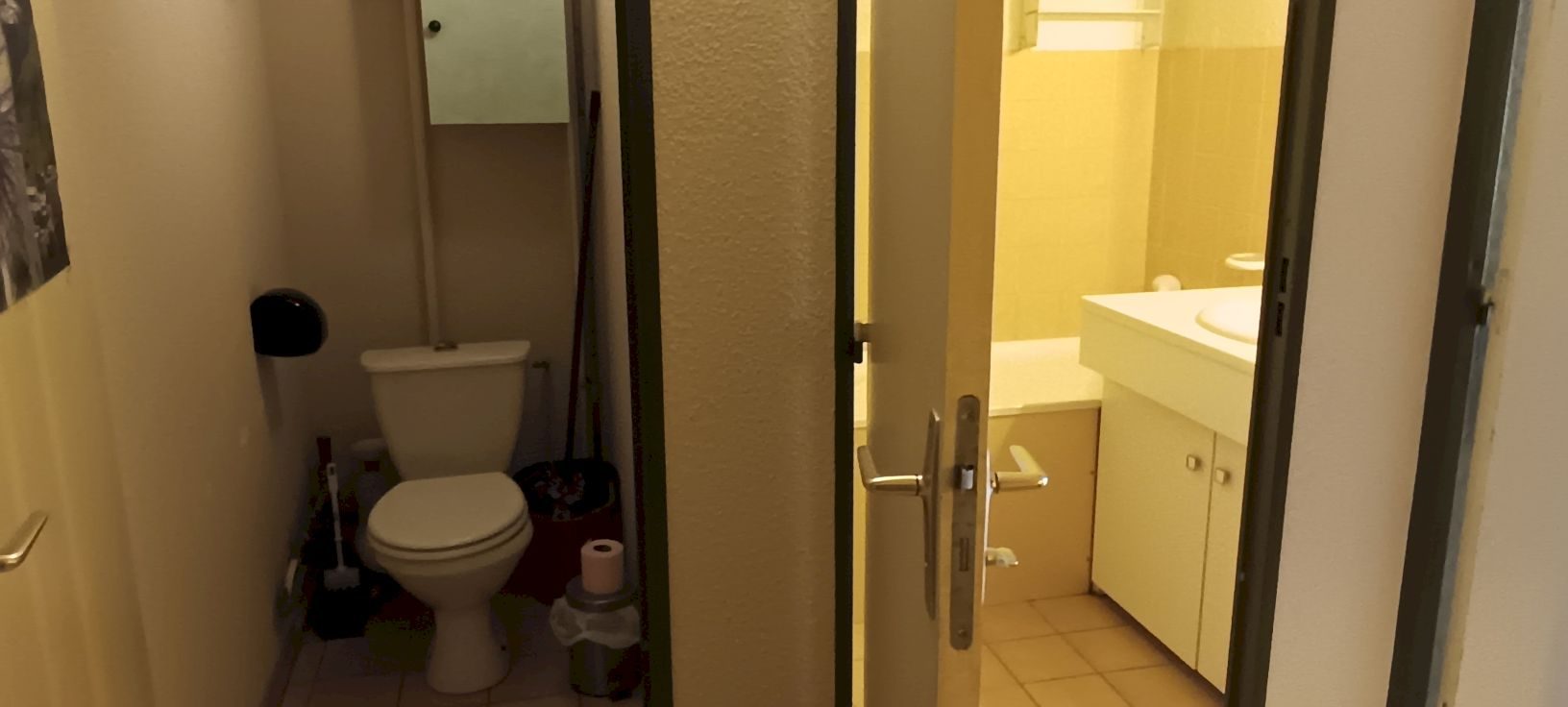 salle de bains et WC séparés