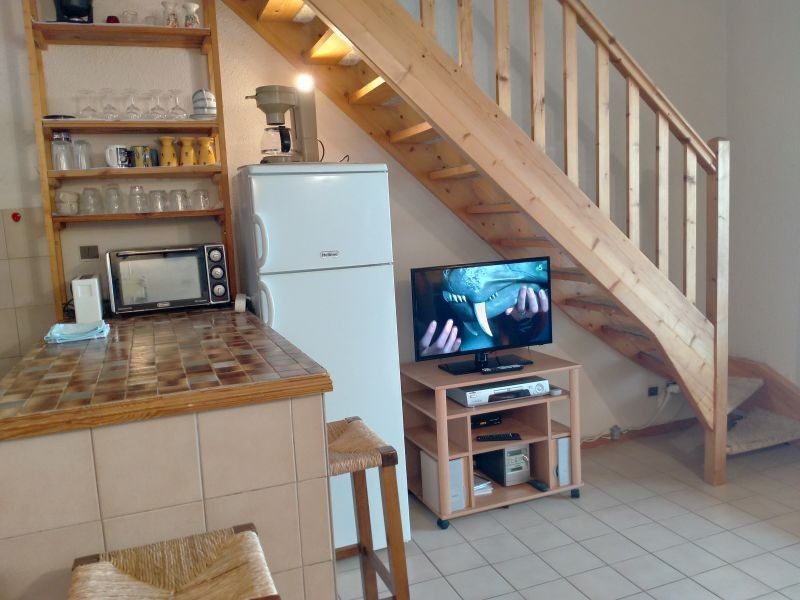 plan de travail cuisine et coin TV
